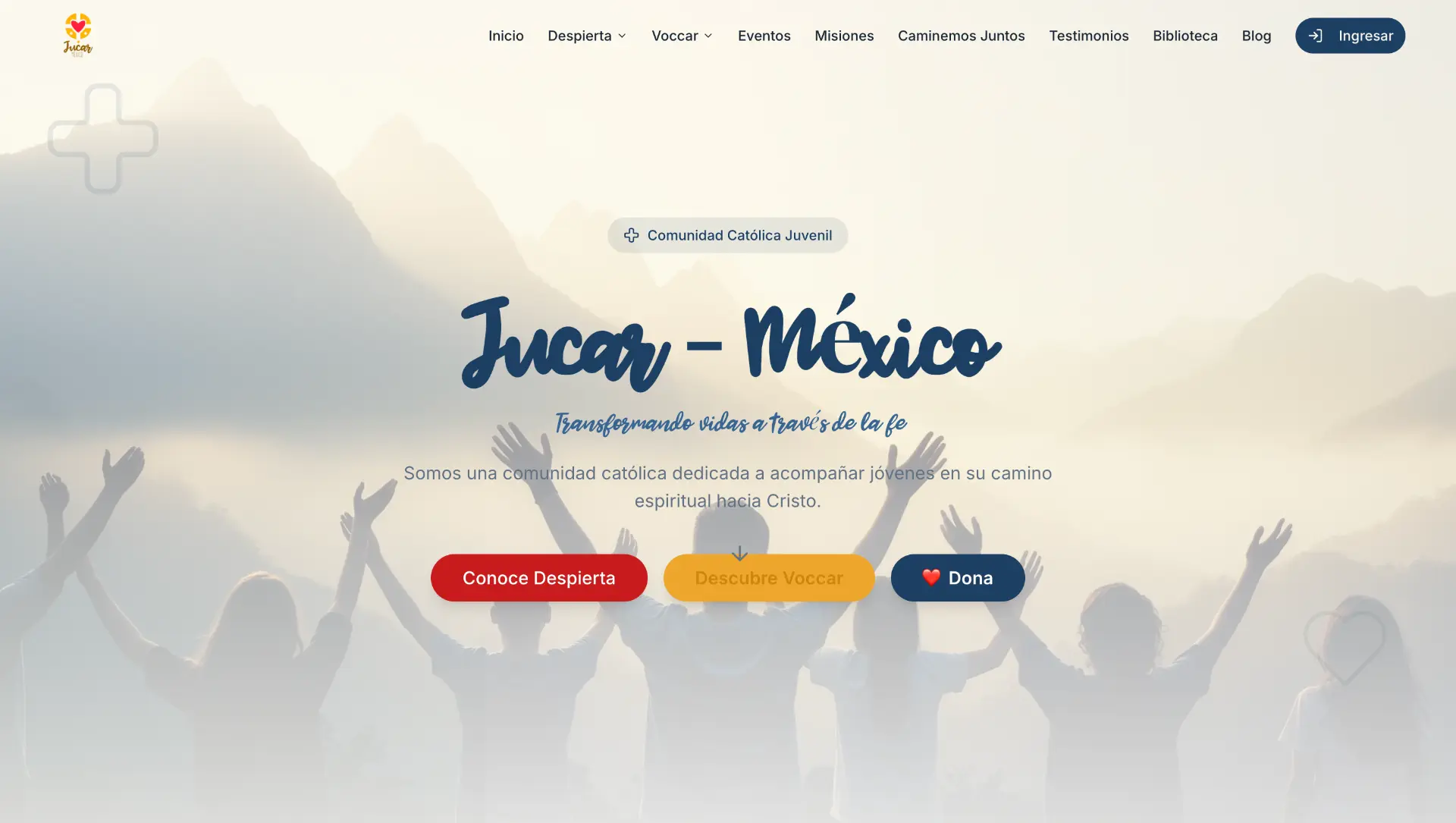 Sitio de JUCAR México con su título Transformando vidas a través de la fe sobre siluetas de jóvenes